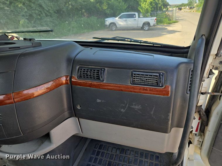 image for item EF1750 2009 Volvo VNL roll-off container truck