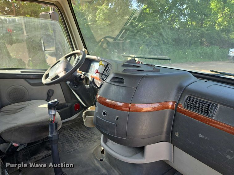 image for item EF1750 2009 Volvo VNL roll-off container truck