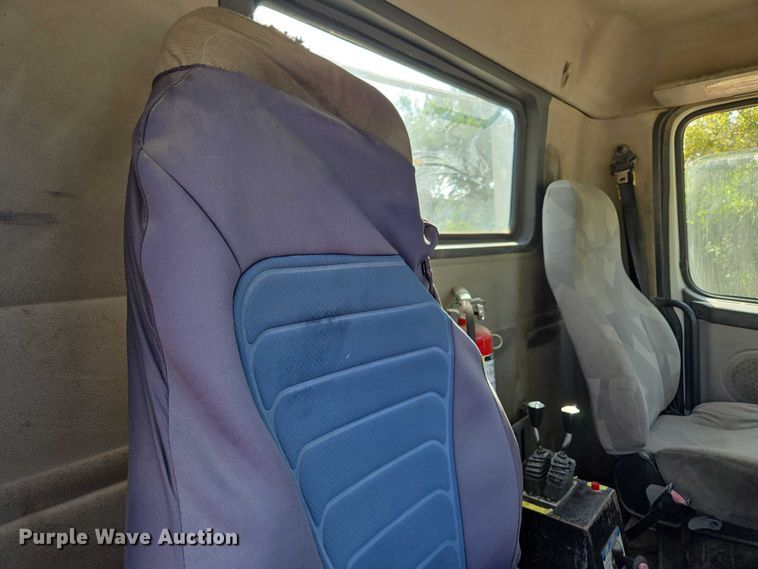 image for item EF1750 2009 Volvo VNL roll-off container truck