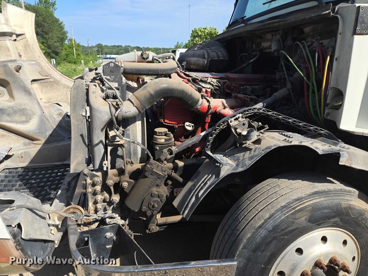 image for item EF1750 2009 Volvo VNL roll-off container truck