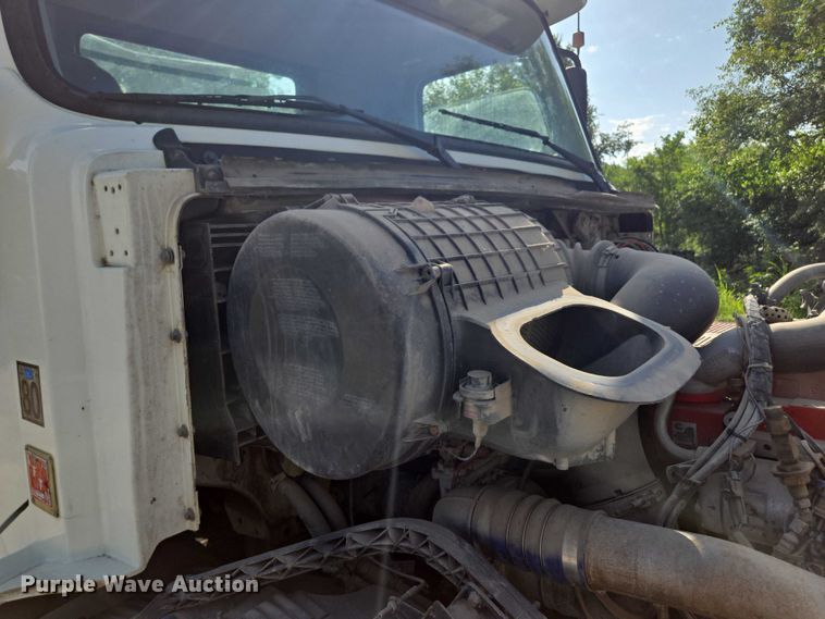 image for item EF1750 2009 Volvo VNL roll-off container truck