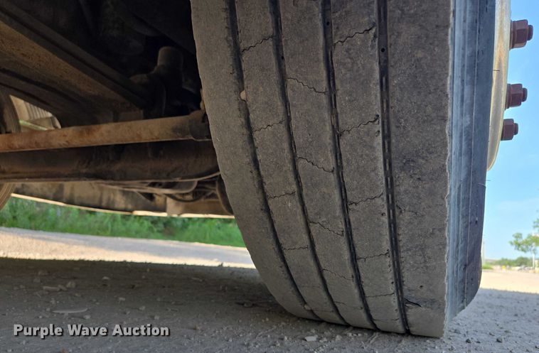 image for item EF1750 2009 Volvo VNL roll-off container truck