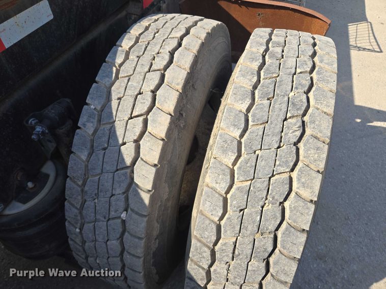 image for item EF1750 2009 Volvo VNL roll-off container truck