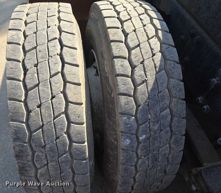 image for item EF1750 2009 Volvo VNL roll-off container truck