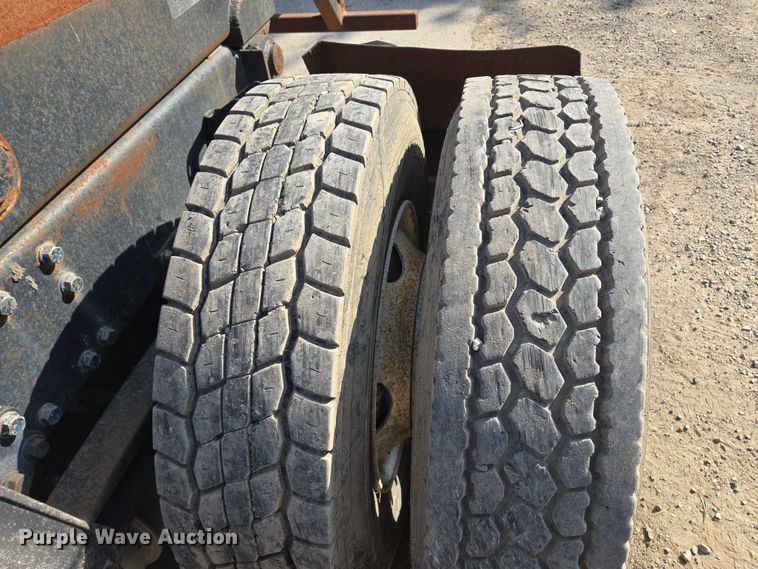 image for item EF1750 2009 Volvo VNL roll-off container truck