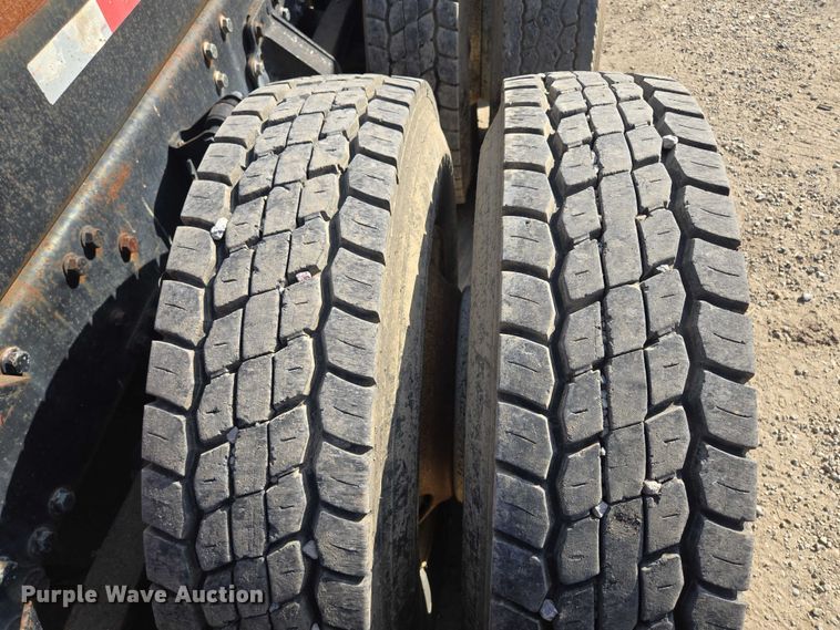 image for item EF1750 2009 Volvo VNL roll-off container truck