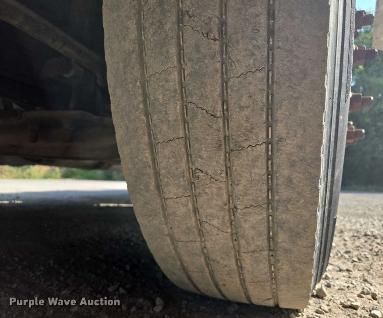 image for item EF1750 2009 Volvo VNL roll-off container truck