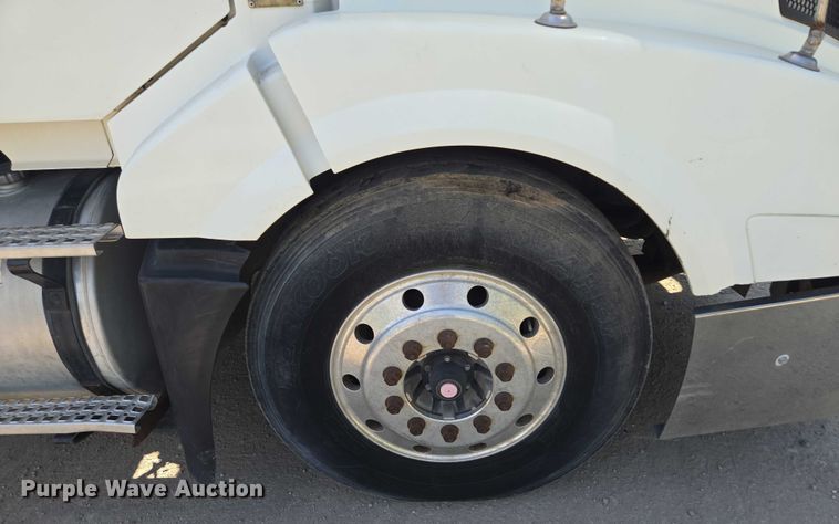 image for item EF1750 2009 Volvo VNL roll-off container truck