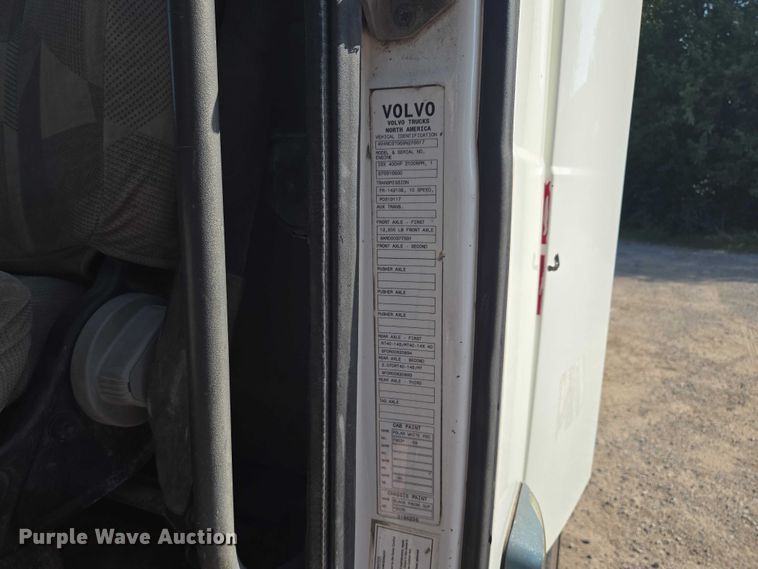 image for item EF1750 2009 Volvo VNL roll-off container truck