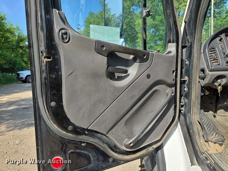 image for item EF1753 2007 Freightliner M2 hook lift truck