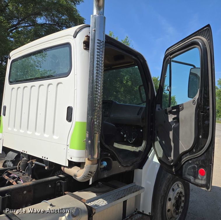 image for item EF1753 2007 Freightliner M2 hook lift truck