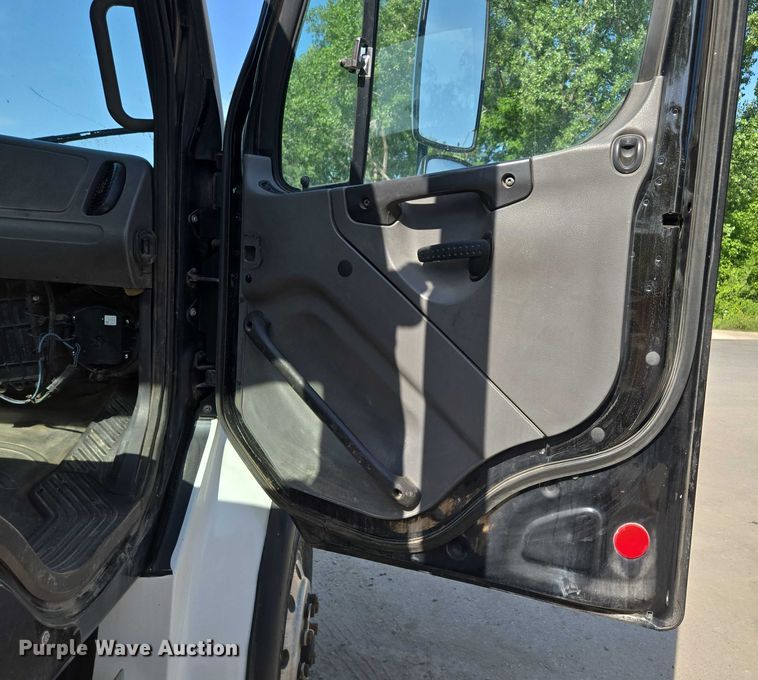 image for item EF1753 2007 Freightliner M2 hook lift truck