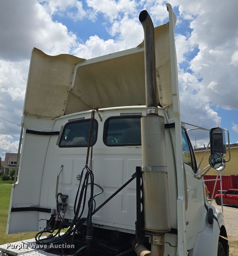 image for item EF1781 2006 Sterling A9500 semi truck