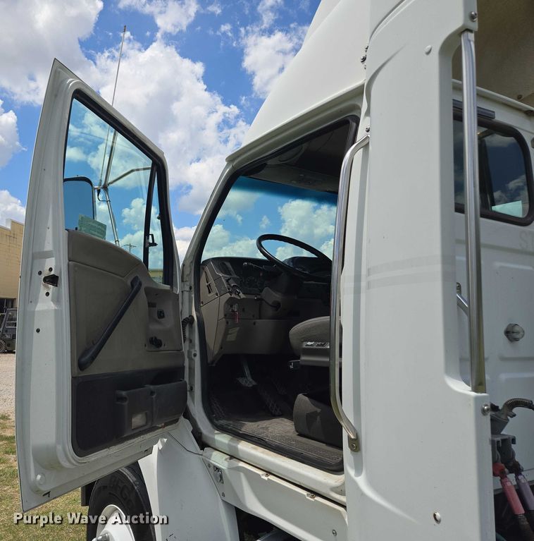 image for item EF1781 2006 Sterling A9500 semi truck