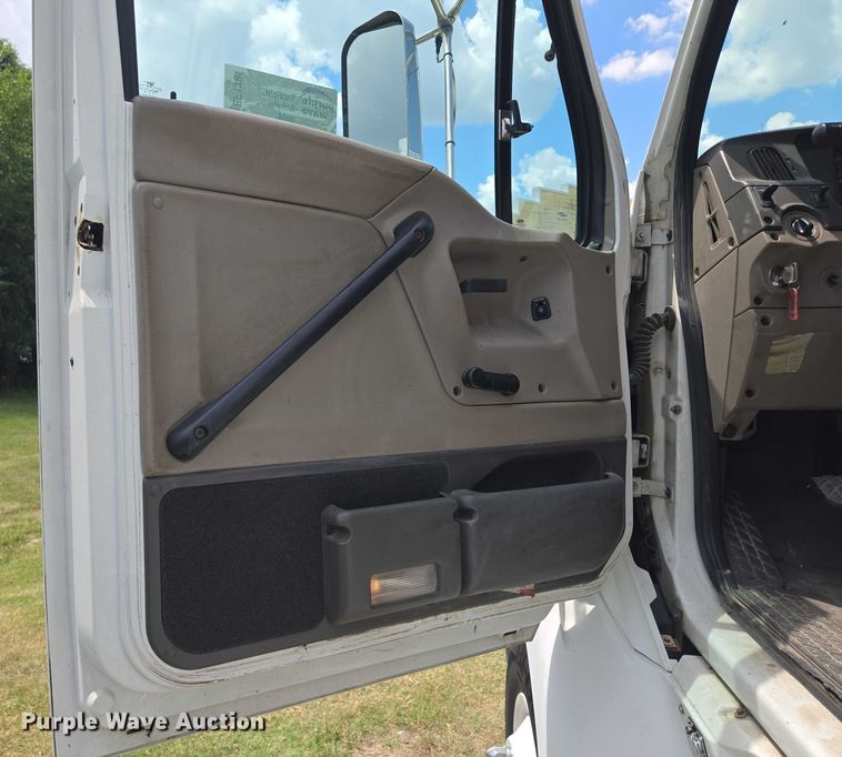 image for item EF1781 2006 Sterling A9500 semi truck