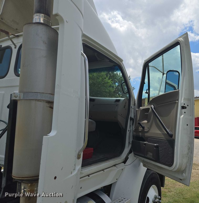 image for item EF1781 2006 Sterling A9500 semi truck