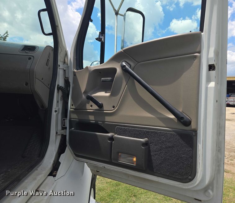 image for item EF1781 2006 Sterling A9500 semi truck