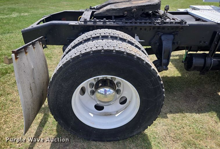 image for item EF1781 2006 Sterling A9500 semi truck