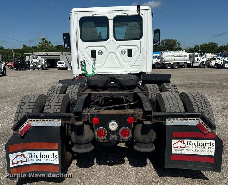 image for item EG5958 2016 Freightliner Cascadia semi truck