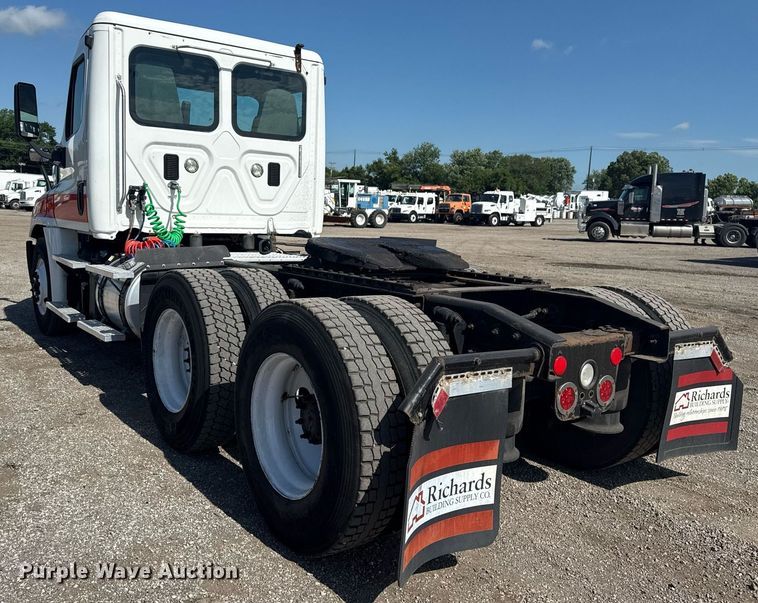 image for item EG5958 2016 Freightliner Cascadia semi truck