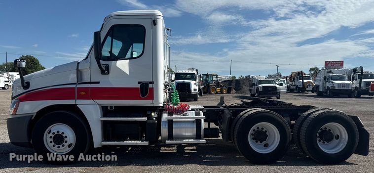 image for item EG5958 2016 Freightliner Cascadia semi truck