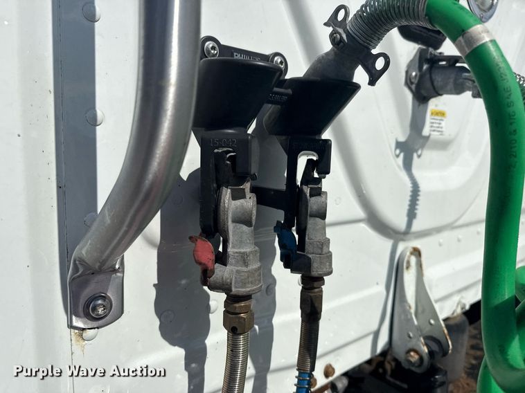 image for item EG5958 2016 Freightliner Cascadia semi truck