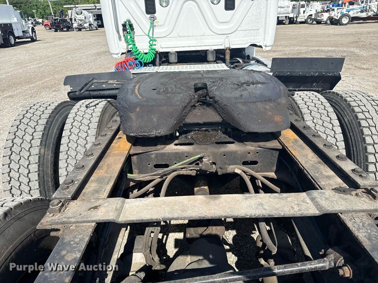 image for item EG5958 2016 Freightliner Cascadia semi truck