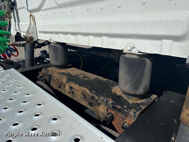 image for item EG5958 2016 Freightliner Cascadia semi truck