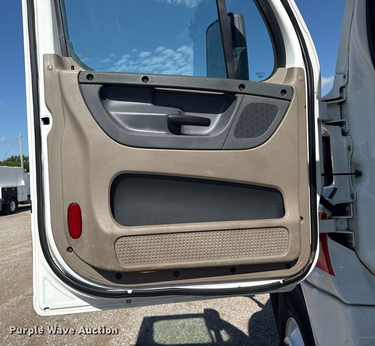 image for item EG5958 2016 Freightliner Cascadia semi truck