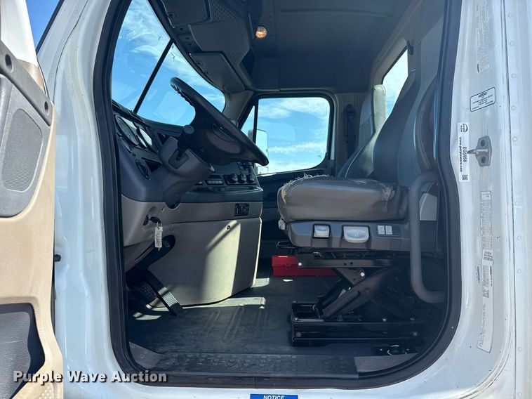 image for item EG5958 2016 Freightliner Cascadia semi truck