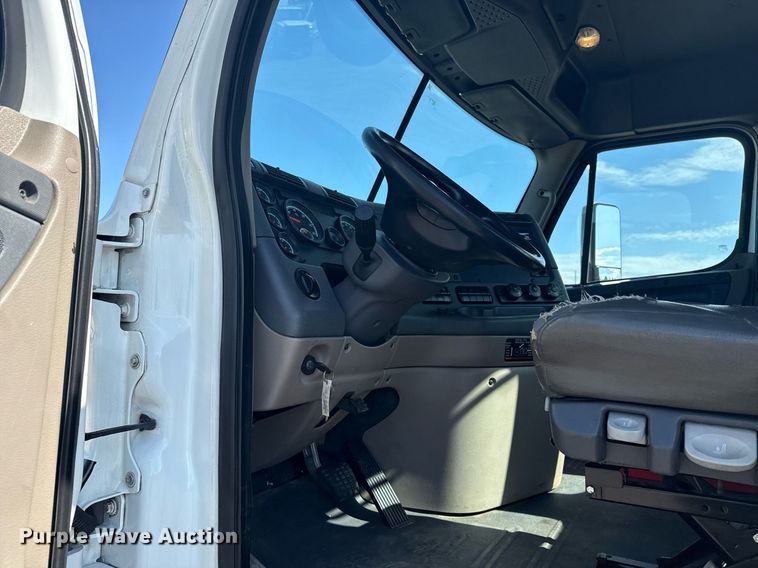 image for item EG5958 2016 Freightliner Cascadia semi truck