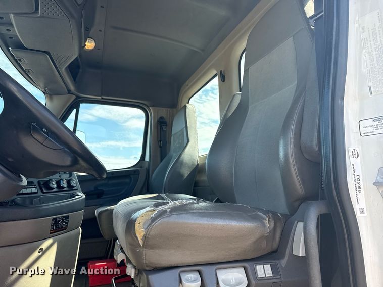 image for item EG5958 2016 Freightliner Cascadia semi truck