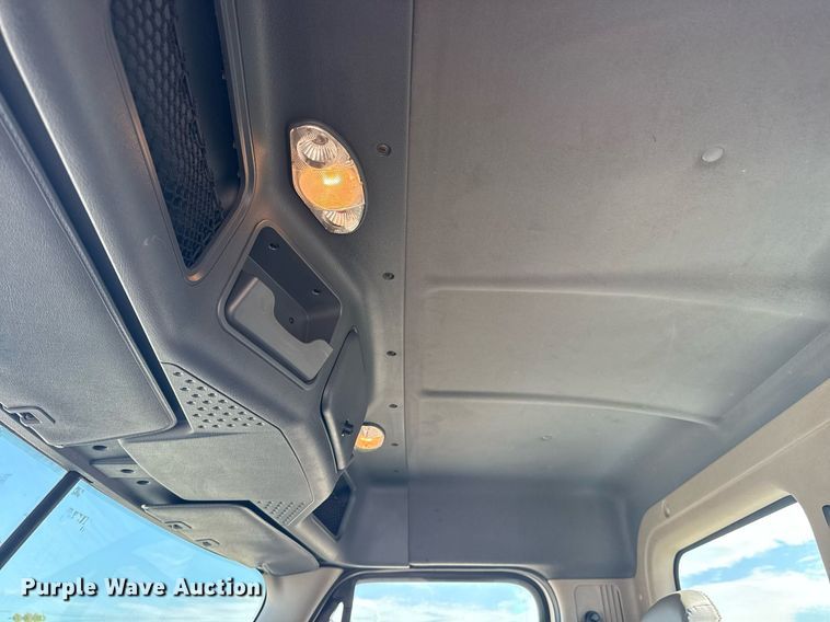 image for item EG5958 2016 Freightliner Cascadia semi truck