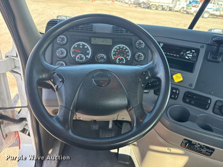 image for item EG5958 2016 Freightliner Cascadia semi truck