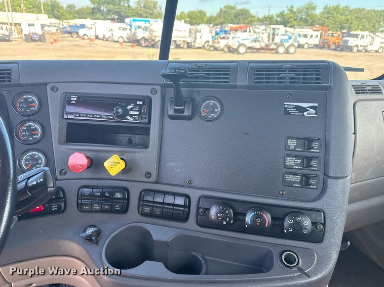 image for item EG5958 2016 Freightliner Cascadia semi truck