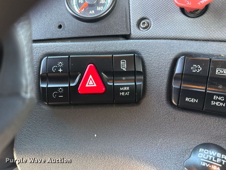 image for item EG5958 2016 Freightliner Cascadia semi truck