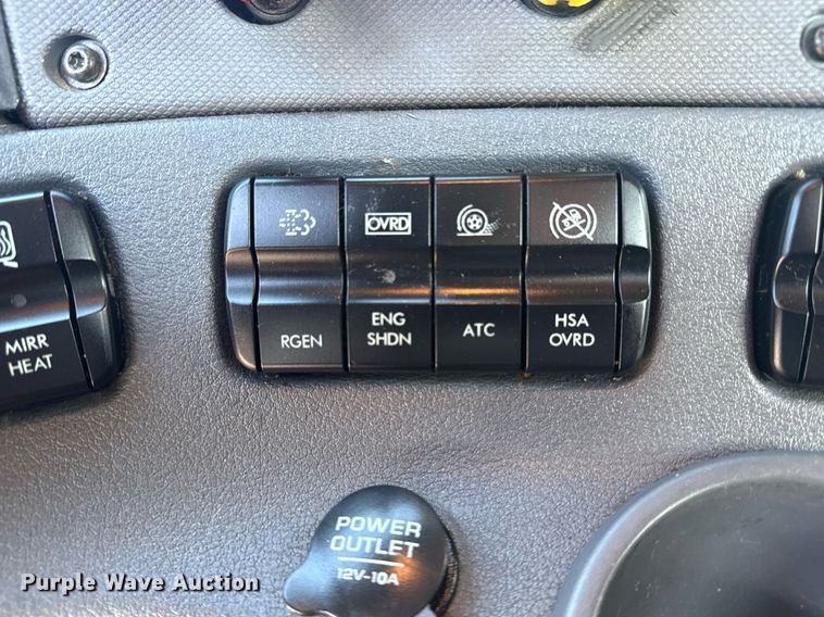 image for item EG5958 2016 Freightliner Cascadia semi truck