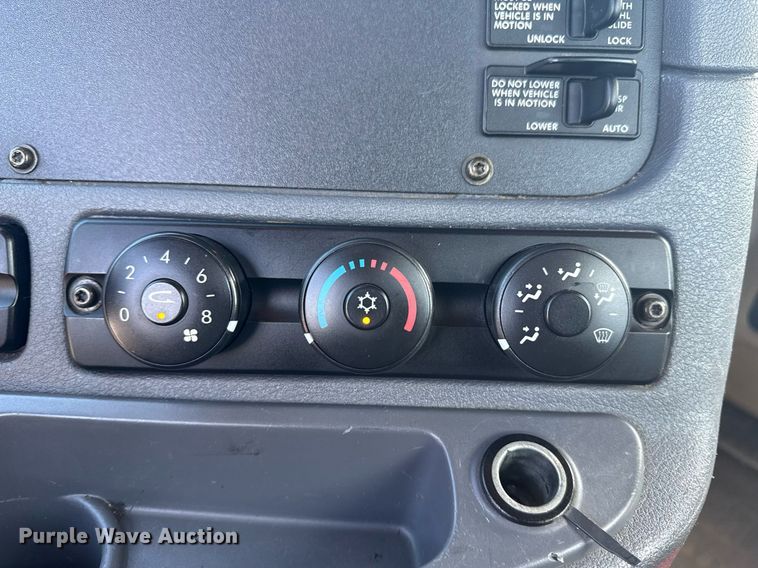 image for item EG5958 2016 Freightliner Cascadia semi truck