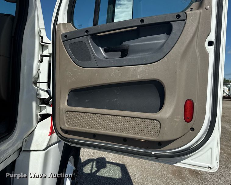 image for item EG5958 2016 Freightliner Cascadia semi truck