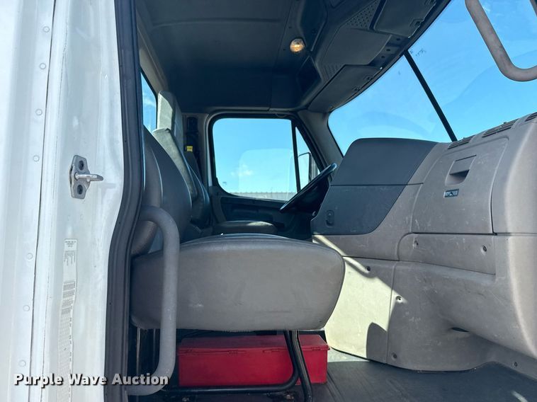 image for item EG5958 2016 Freightliner Cascadia semi truck