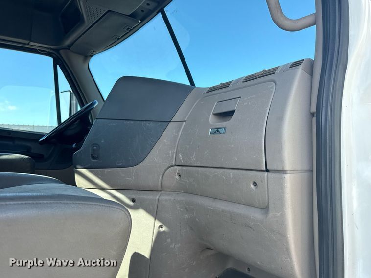 image for item EG5958 2016 Freightliner Cascadia semi truck