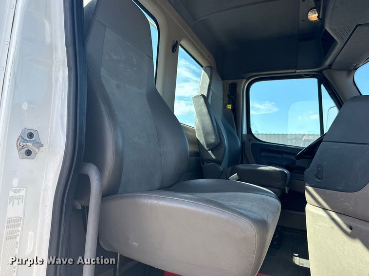 image for item EG5958 2016 Freightliner Cascadia semi truck