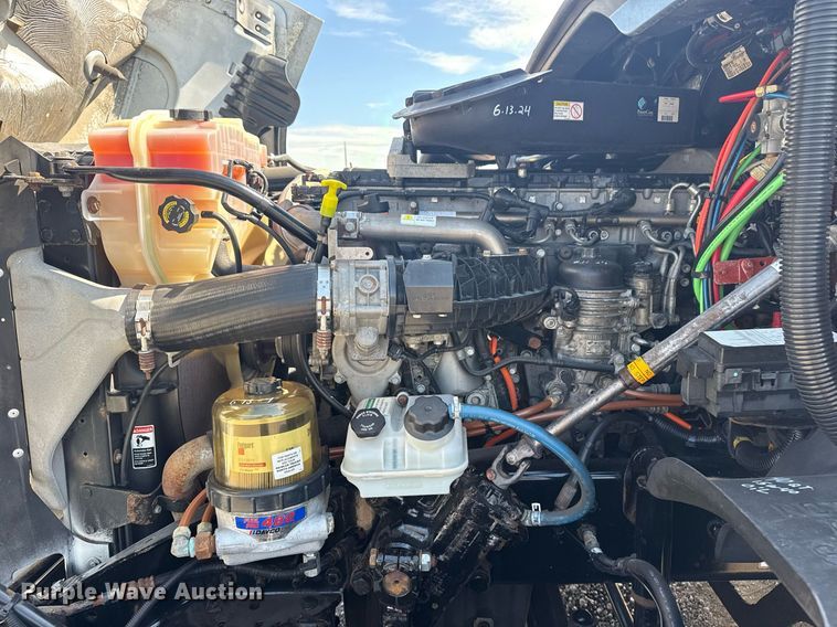 image for item EG5958 2016 Freightliner Cascadia semi truck