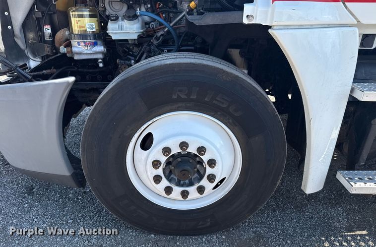 image for item EG5958 2016 Freightliner Cascadia semi truck