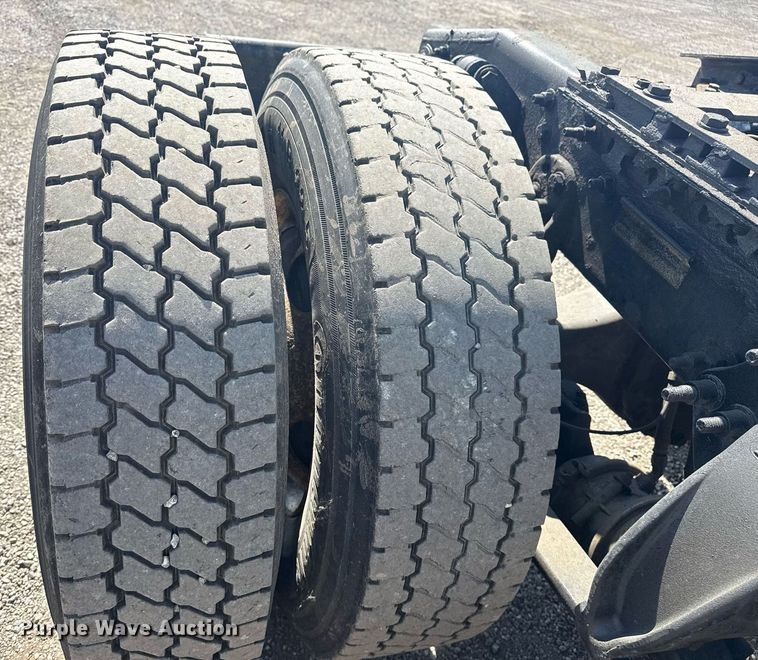 image for item EG5958 2016 Freightliner Cascadia semi truck