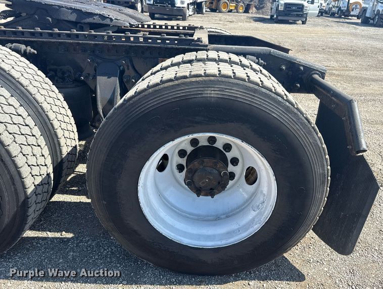 image for item EG5958 2016 Freightliner Cascadia semi truck