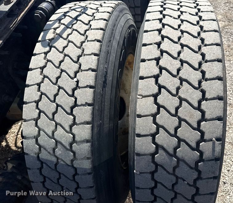 image for item EG5958 2016 Freightliner Cascadia semi truck