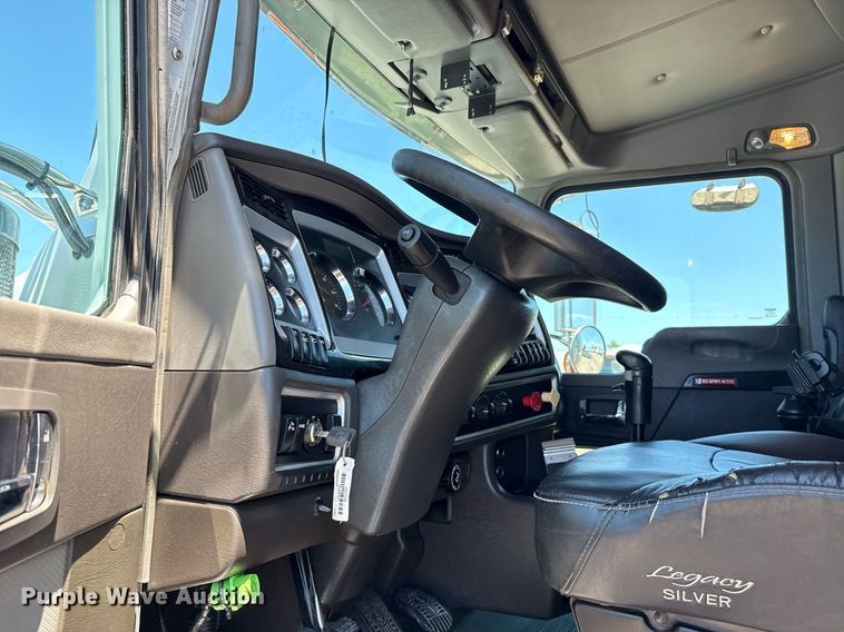 image for item EG5961 2012 Kenworth W900 semi truck