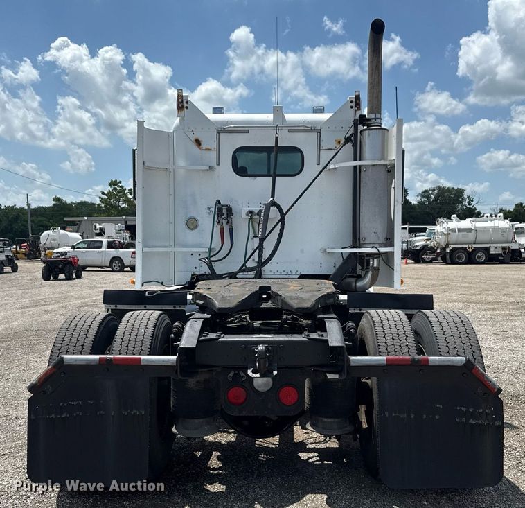 image for item EG6002 2000 Freightliner FLD semi truck