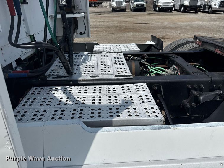 image for item EG6002 2000 Freightliner FLD semi truck